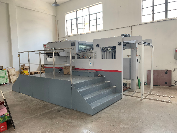 包裝生產(chǎn)車(chē)間模切機(jī)設(shè)備