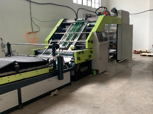 包裝車(chē)間設(shè)備對(duì)裱機(jī)