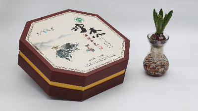 享受清真美味，引領(lǐng)世界食尚！坤杰牛干巴天地蓋禮盒定做